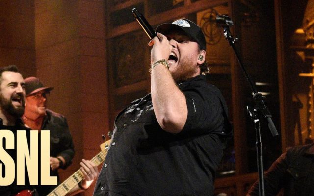 Luke Combs Rocks Out On ‘Saturday Night Live’