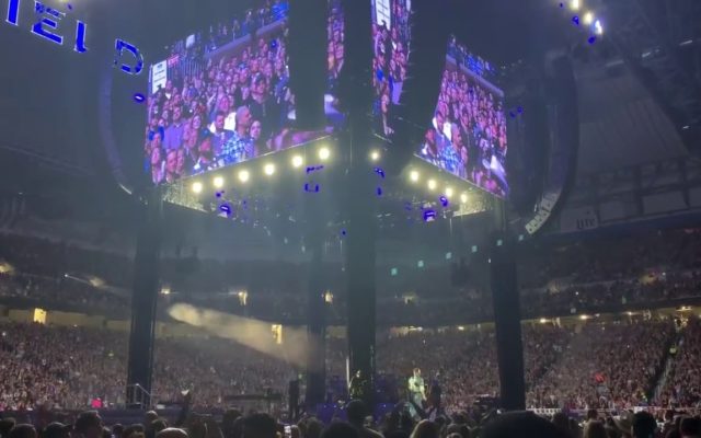 Garth Brooks Wears Barry Sanders Jersey to Detroit Show, Gets Attacked for “Endorsing” Bernie Sanders