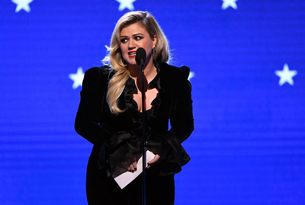 Kelly Clarkson Catches her Star On The Walk Of Fame